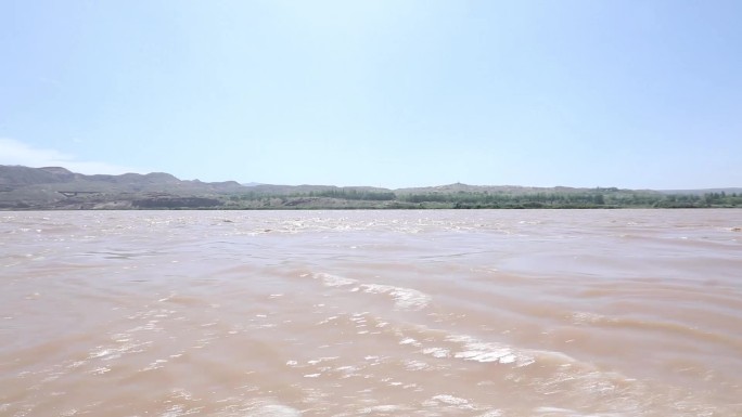 宁夏中卫沙坡头沙漠黄河汹涌的河水