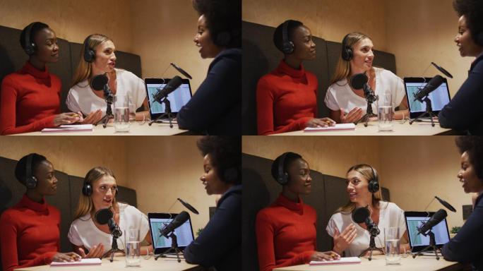 三位不同的女性电台主持人戴着耳机在麦克风上为电台播客说话