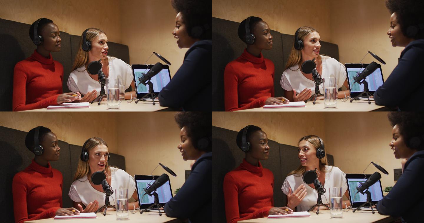 三位不同的女性电台主持人戴着耳机在麦克风上为电台播客说话