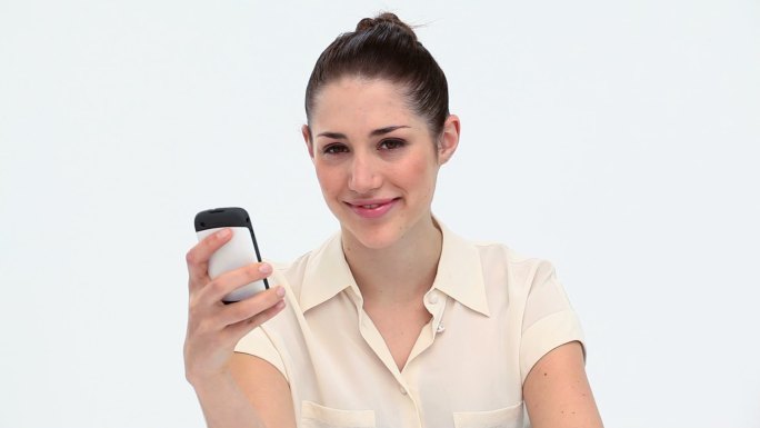 年轻女子在白色背景下使用手机