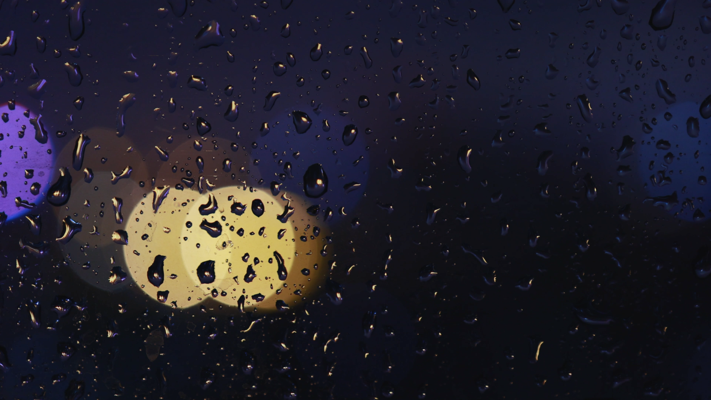 雨夜窗户上的雨滴光斑