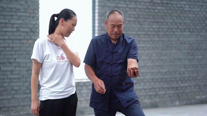 4K实拍酒厂酿酒酿造师检验酒糟