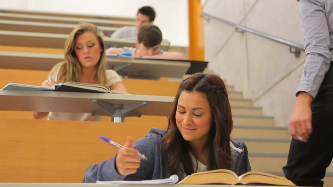 学生们在教室里认真学习特写