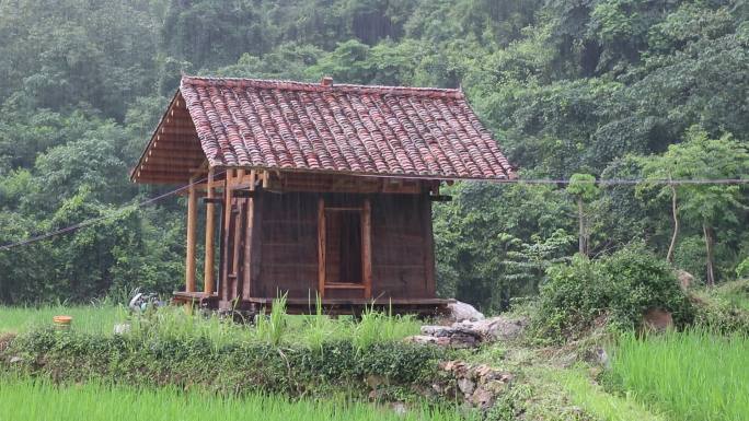 雨中的田园木屋