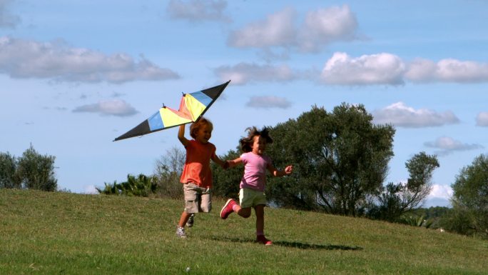 两个孩子在公园里放风筝特写