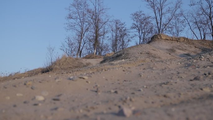 皮卡车越野开在烂路非铺装路面上8