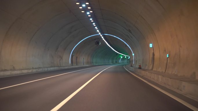 开车行驶在隧道驾驶汽车开车过隧道高速公路