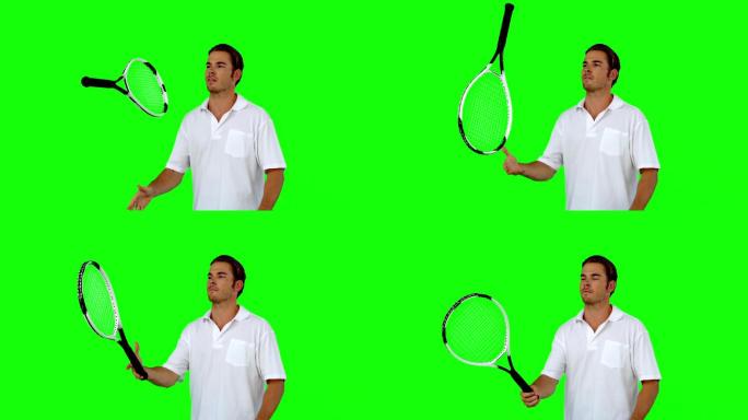 男人在绿色背景下练习打网球特写