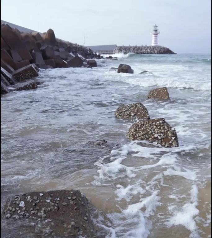 竖屏海浪拍击岸边礁石