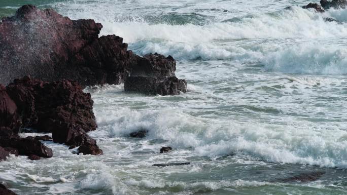 海浪拍岸