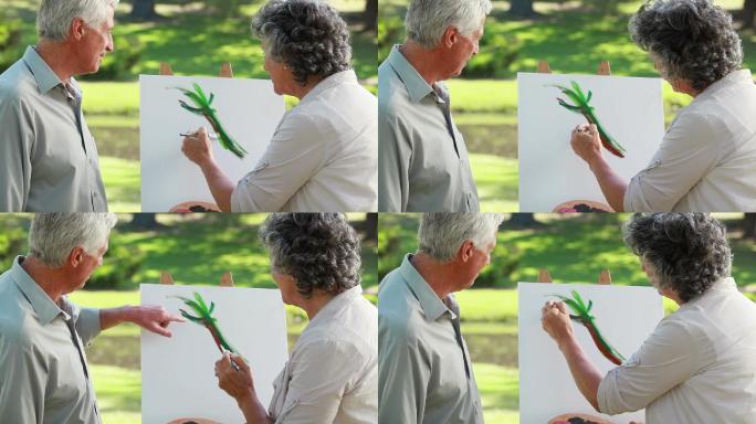一对老夫妇在公园里画画特写
