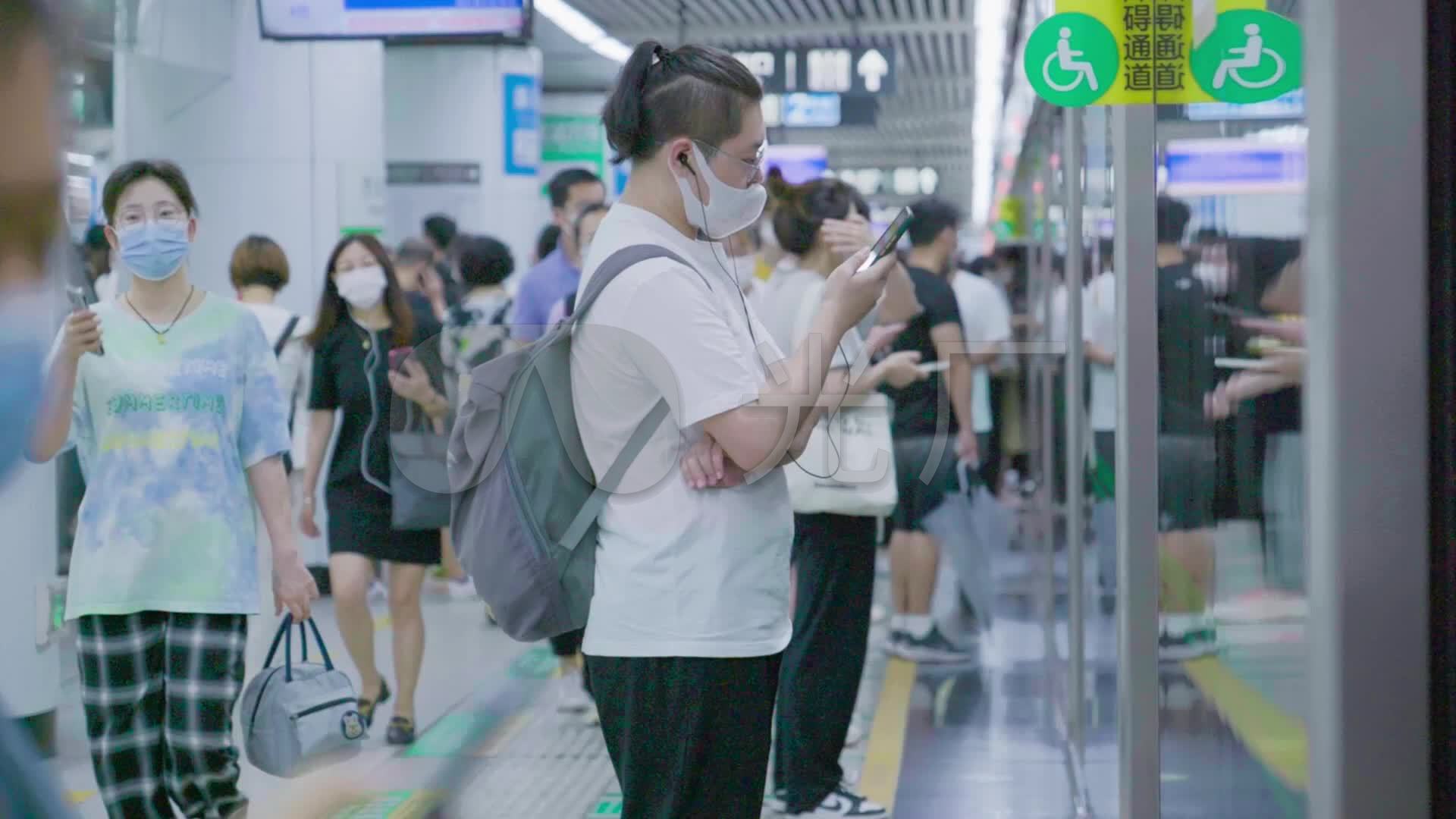 地铁里玩手机的乘客高清摄影大图-千库网