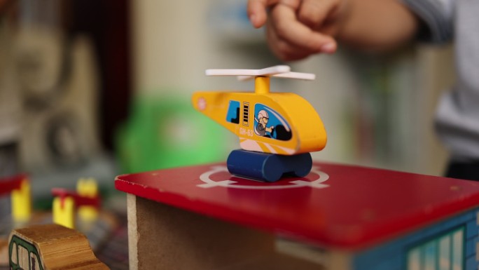 小孩玩具玩耍木头直升飞机幼儿高清50帧