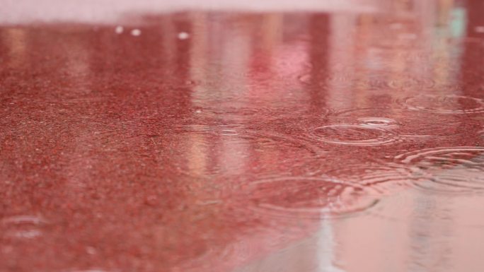 雨天下橡胶跑道