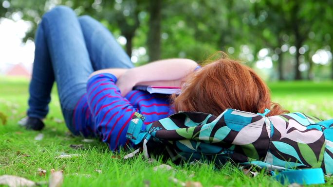 学生躺在校园的草地上休息特写