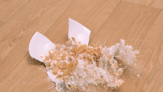 一碗麦片在超慢镜头中摔碎在地板上