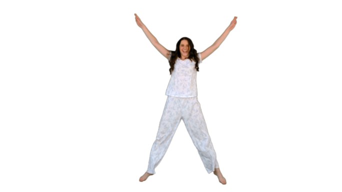 穿着睡衣的快乐年轻女子在白色背景上锻炼