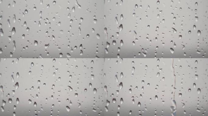 雨滴在玻璃上滑落