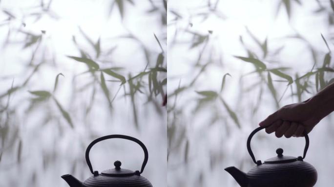 年轻人拿着茶壶倒茶