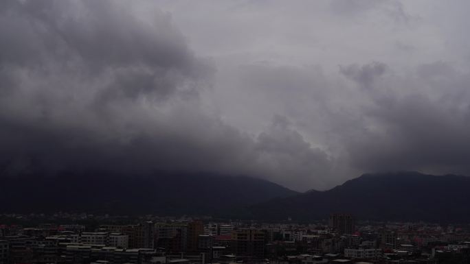 快下雨天空山雨后山阴天云下雨天乌云雾流动