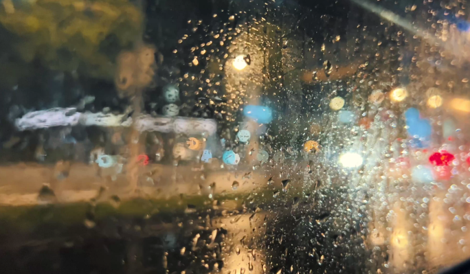 下雨窗边伤感特写