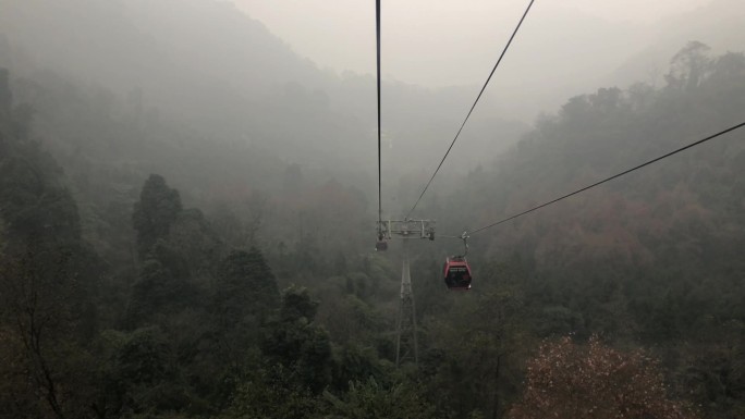 青城山雾气缭绕的缆车