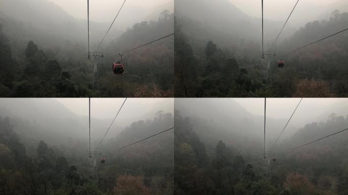 青城山雾气缭绕的缆车