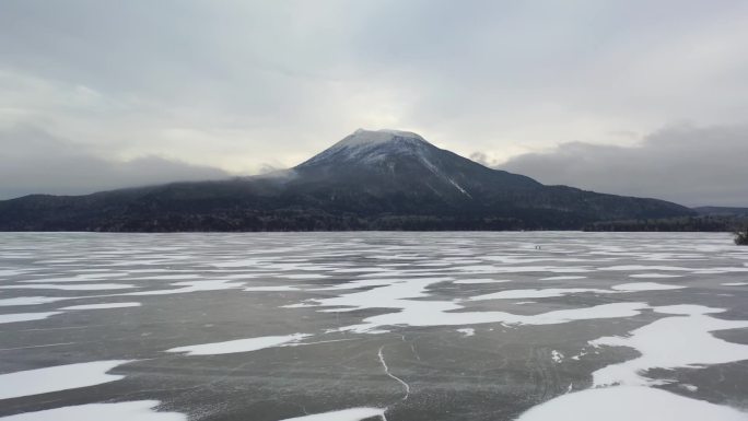 原创 日本北海道阿寒湖冬季冰封湖面风光