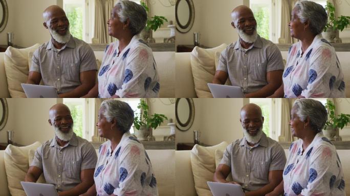 美籍非洲裔资深男性医生在家向非裔美国妇女交谈