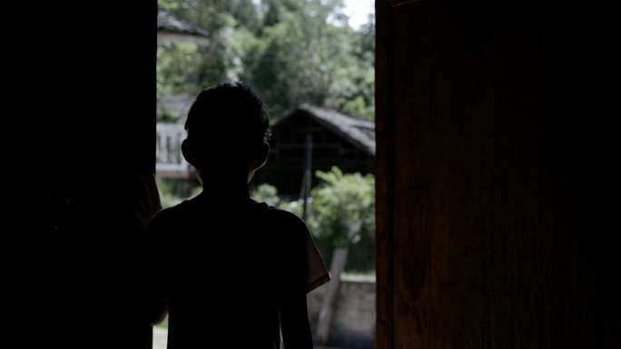 农村留守儿童期待父母回家、孤独自闭症