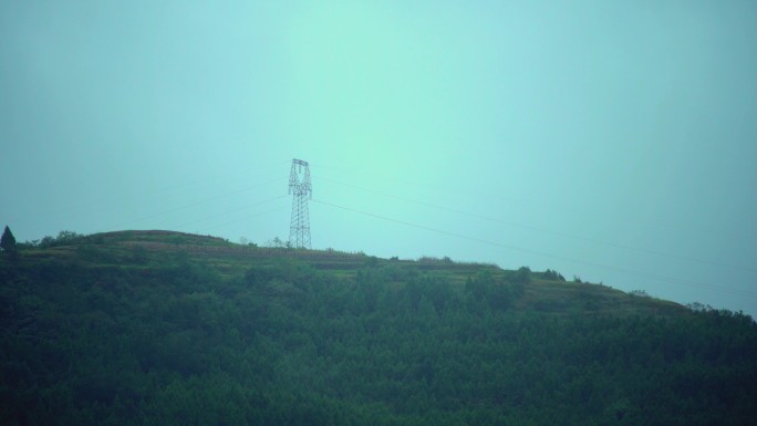 山顶上的电线塔