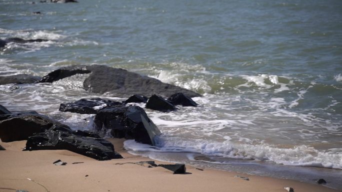 平潭海边沙滩海水潮水浪花拍打美丽海岸线