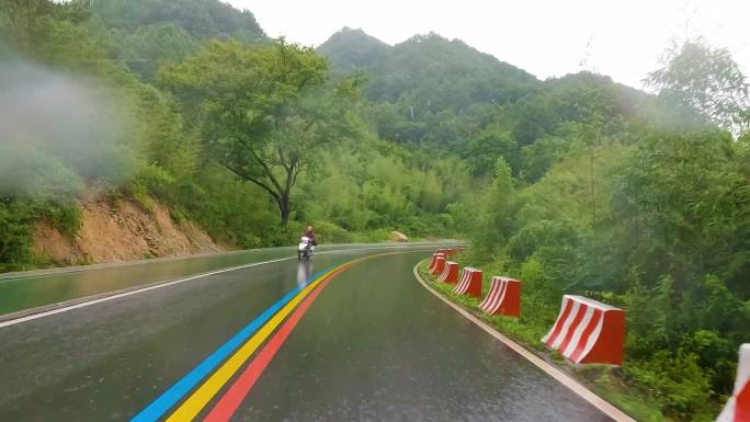 暴雨时泥泞乡间小路洪水暴涨小溪与彩虹公路