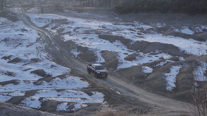 皮卡车越野开在烂路非铺装路面上6