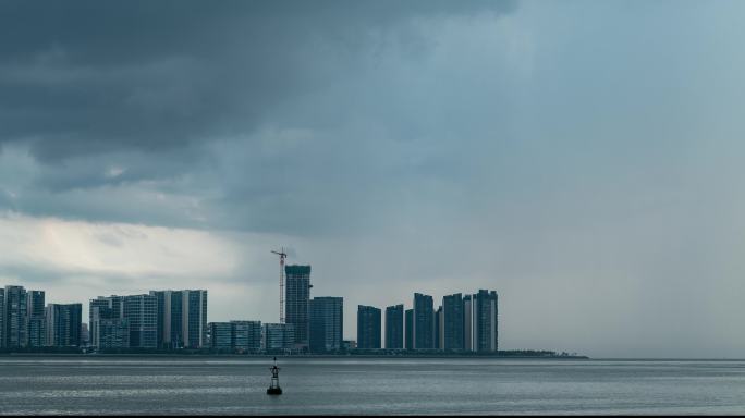 一半晴天一半雨-延时拍摄