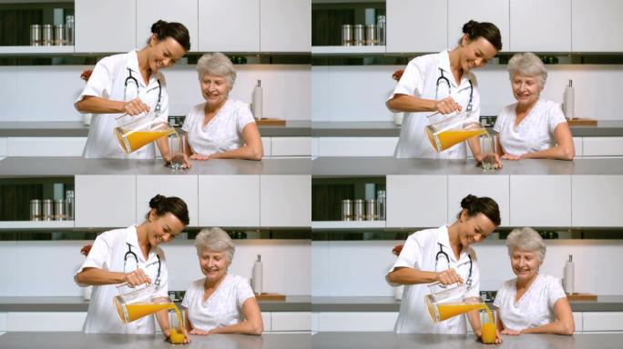 家庭护士在为病人倒橙汁特写