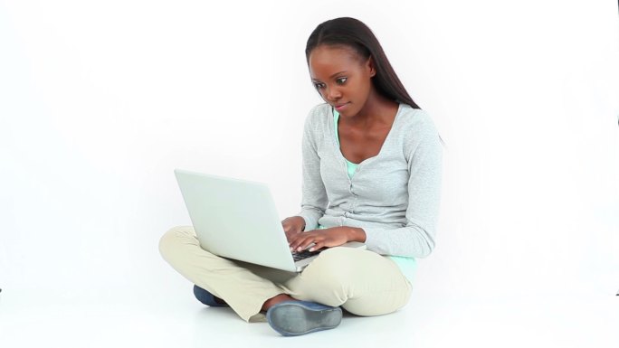 女人在白色背景下用电脑特写