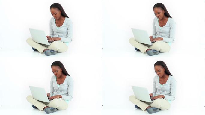 女人在白色背景下用电脑特写