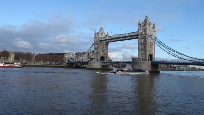 泰晤士河上的风光古建筑桥梁欧式建筑欧洲城
