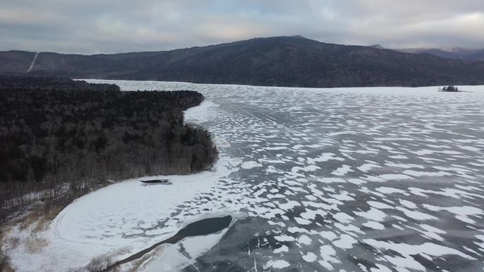 原创 日本北海道阿寒湖冬季冰封湖面风光