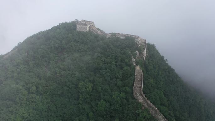 航拍夏季雨后的箭扣长城