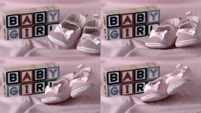 婴儿积木和婴儿鞋特写