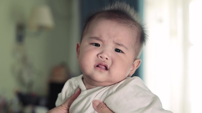 婴儿烦躁不安，婴儿不开心视频素材