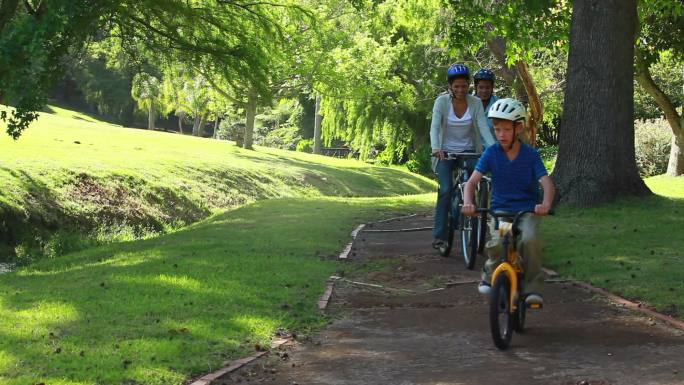 一家人在公园骑自行车特写