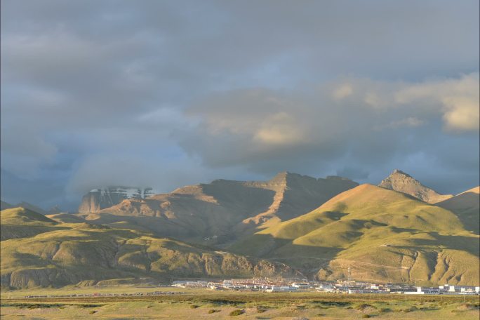 西藏冈仁波齐峰山峰山峦山地