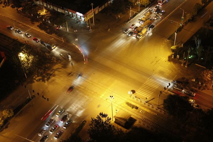 城市街口车流十字路夜景延时十字路口车流延