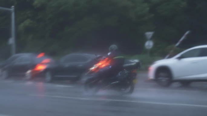暴雨高速公路上行驶的高速摩托车