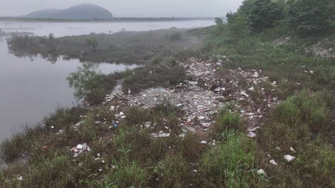 暴雨过后河边垃圾