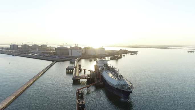 航拍LNG船液化天然气接收站卸气