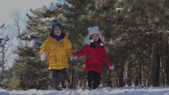 快乐儿童在雪地里玩耍